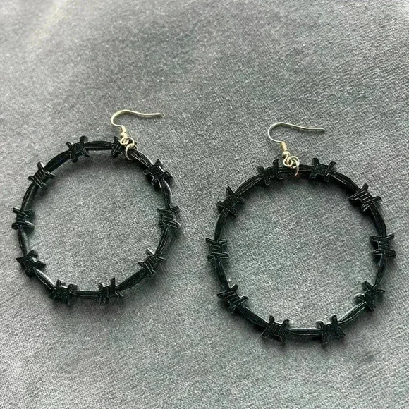 NEW Acrylic Barbed Wire Earrings Hoops black dangle - Picture 8 of 8